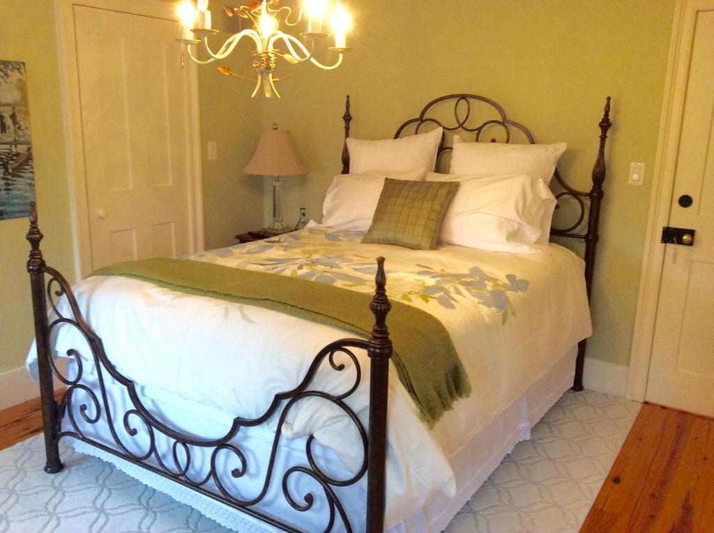 Scarlet Tunic Bed And Breakfast Niagara-on-the-Lake ภายนอก รูปภาพ